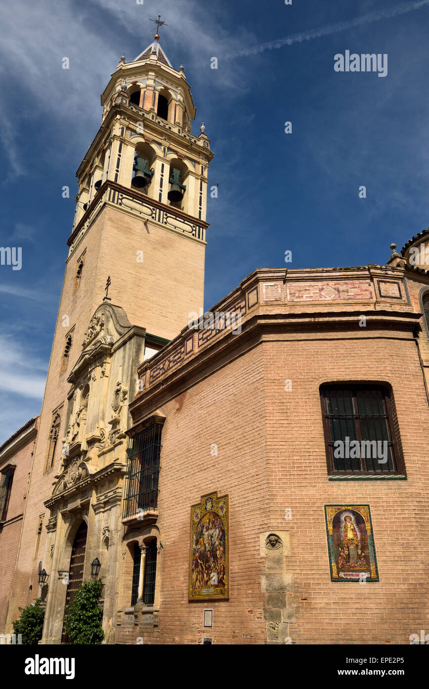 Glockenturm der katholischen Kirche St. Peter am Plaza de San Pedro in Sevilla Spanien Stockfoto