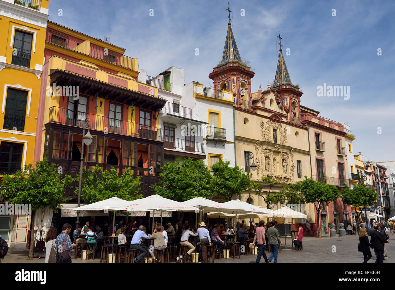 Massen von Touristen am Plaza del Salvador Sevilla Spanien mit zwei Glockentürmen der Kirche San Juan de Dios Stockfoto