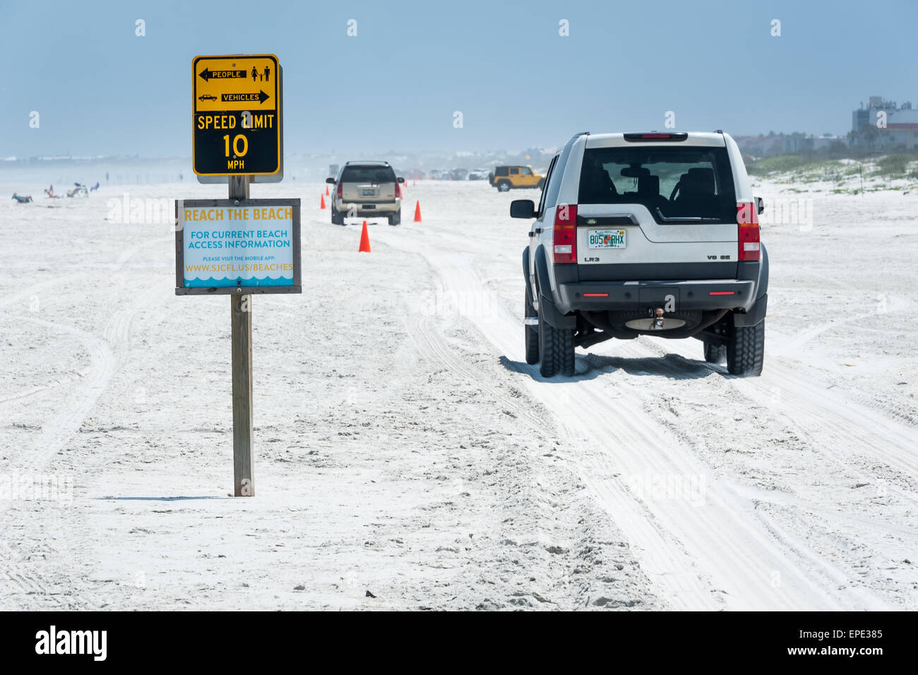Pkw-Verkehr auf den weißen Sandstrand von St. Augustine, Florida. Stockfoto