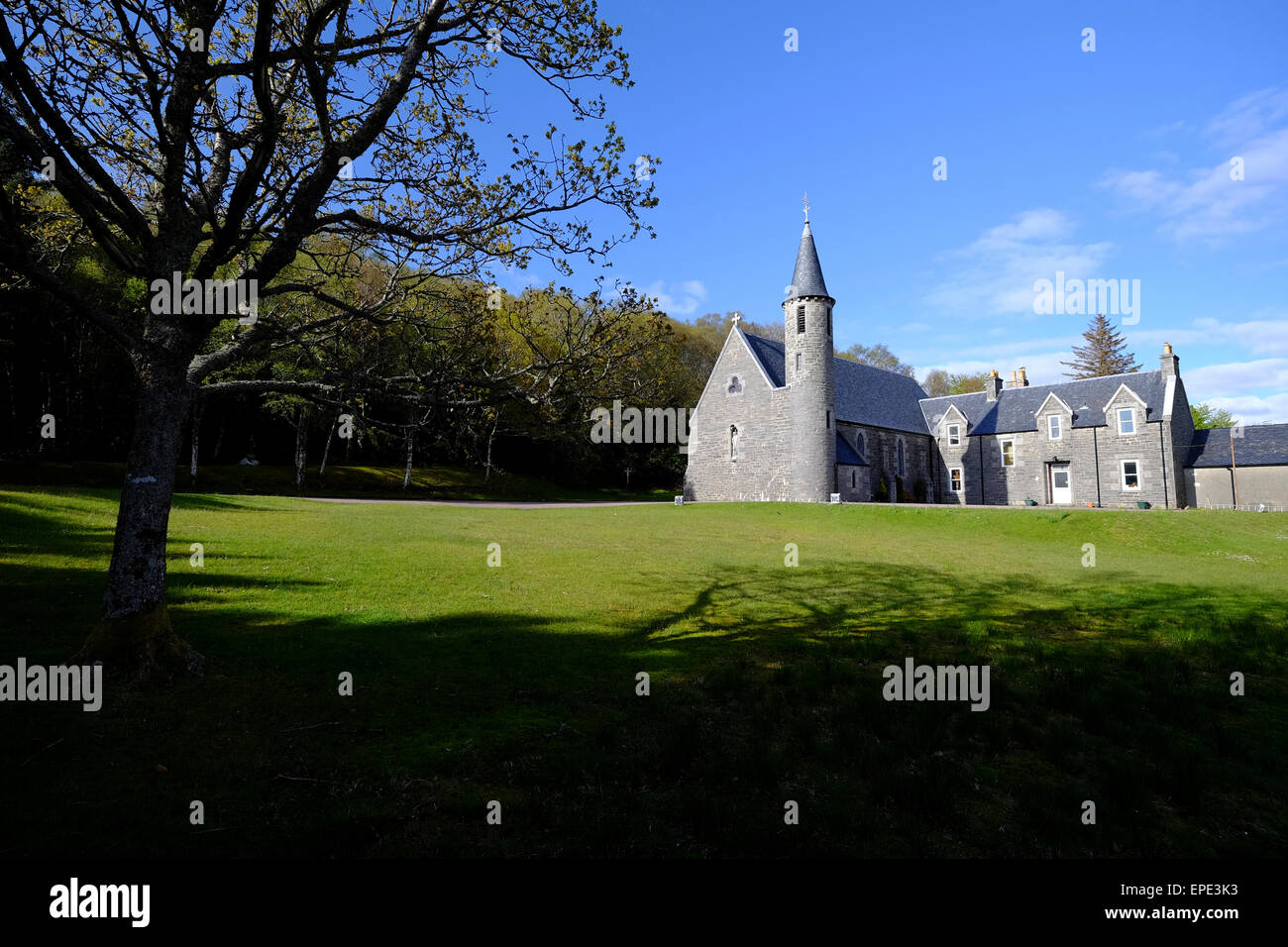 Schottland, UK: römisch-katholische Kirche durch die Ufer von Loch Morar in den schottischen Highlands Stockfoto