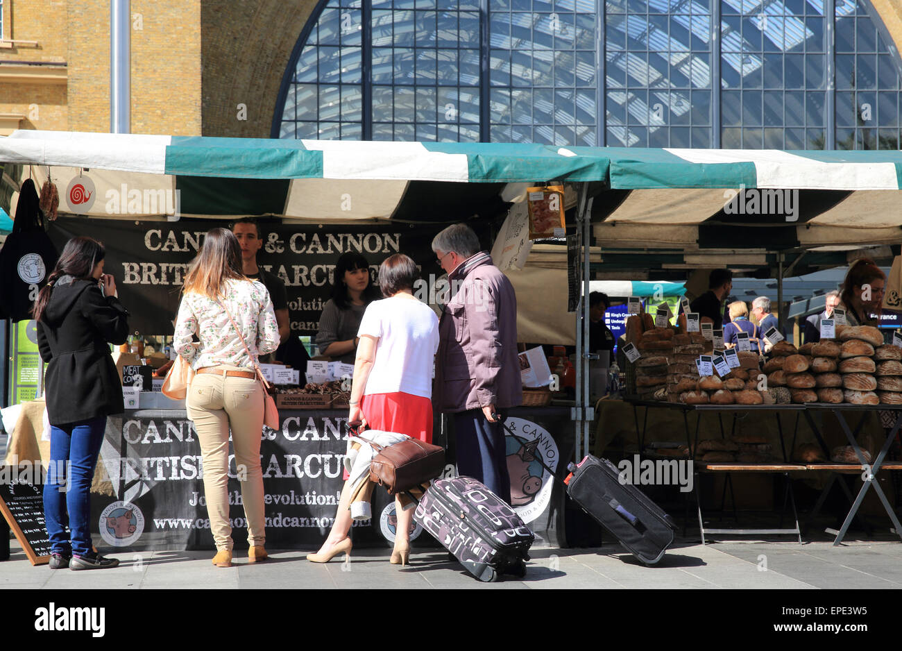 Real Food Market auf Kings Cross Platz vor dem Bahnhof auf der Euston Road, North London, England, UK Stockfoto