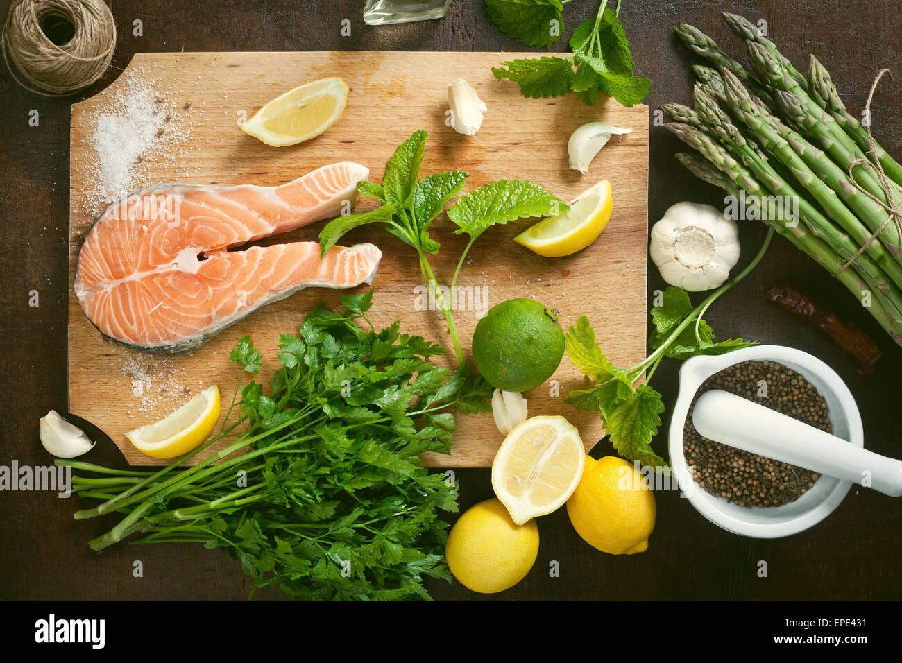 Lachs und Gewürzen auf Holztisch. Ansicht von oben Stockfoto