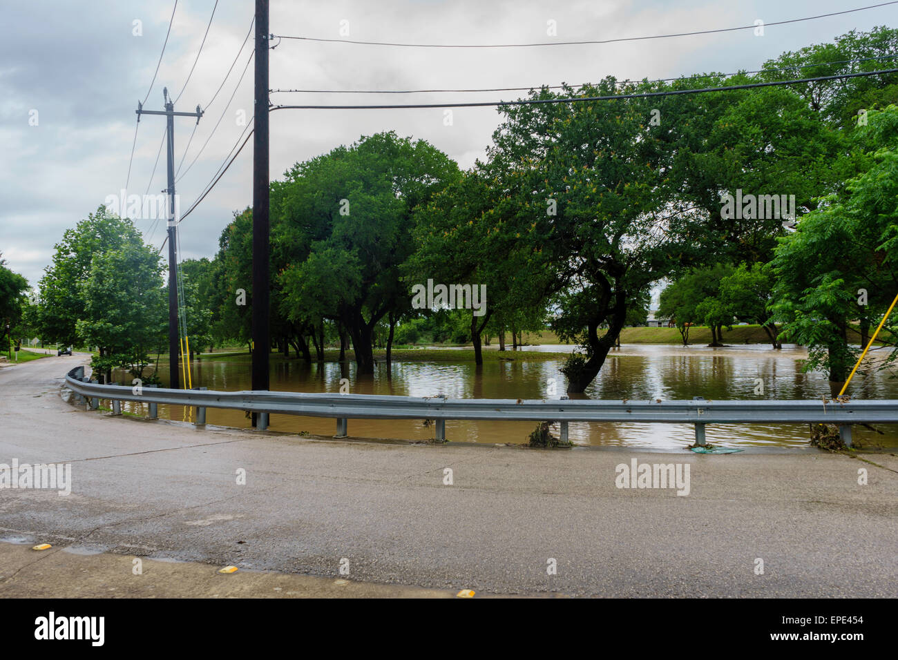 San Antonio, Texas, USA. 17. Mai 2015. Leon Creek Überschwemmungen über Straßen hinterlässt Trümmer und mögliche Straßenschäden. Das Hochwasser ist das Ergebnis von Gewittern am frühen Morgen über den ganzen Staat Texas. Bildnachweis: Jon-Paul Jones/Alamy Live-Nachrichten Stockfoto