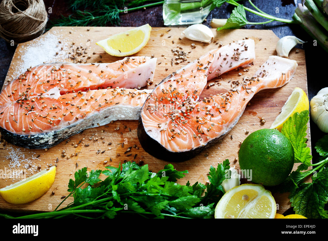 Lachs und Gewürzen auf Holztisch. Ansicht von oben Stockfoto