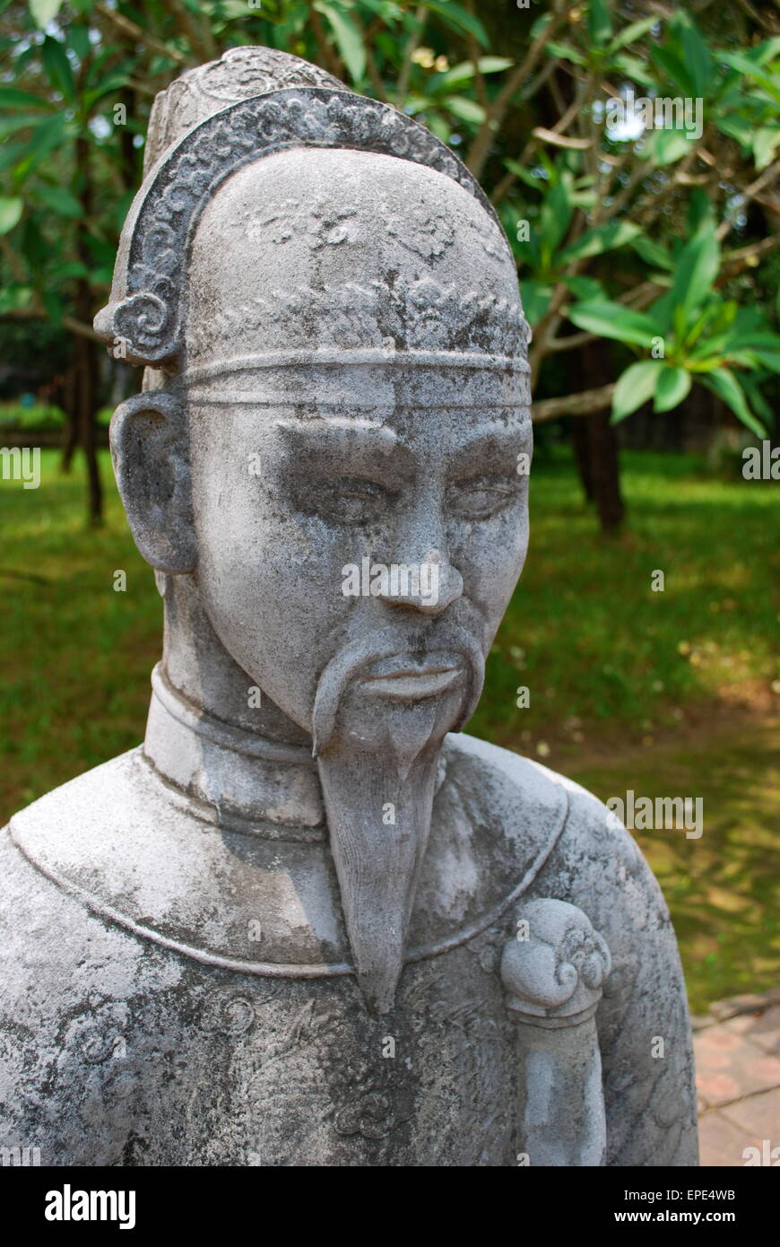 Steinstatue eines orientalischen Mann am Grab und Gärten des Kaisers Tu Duc in Hue, Vietnam Stockfoto
