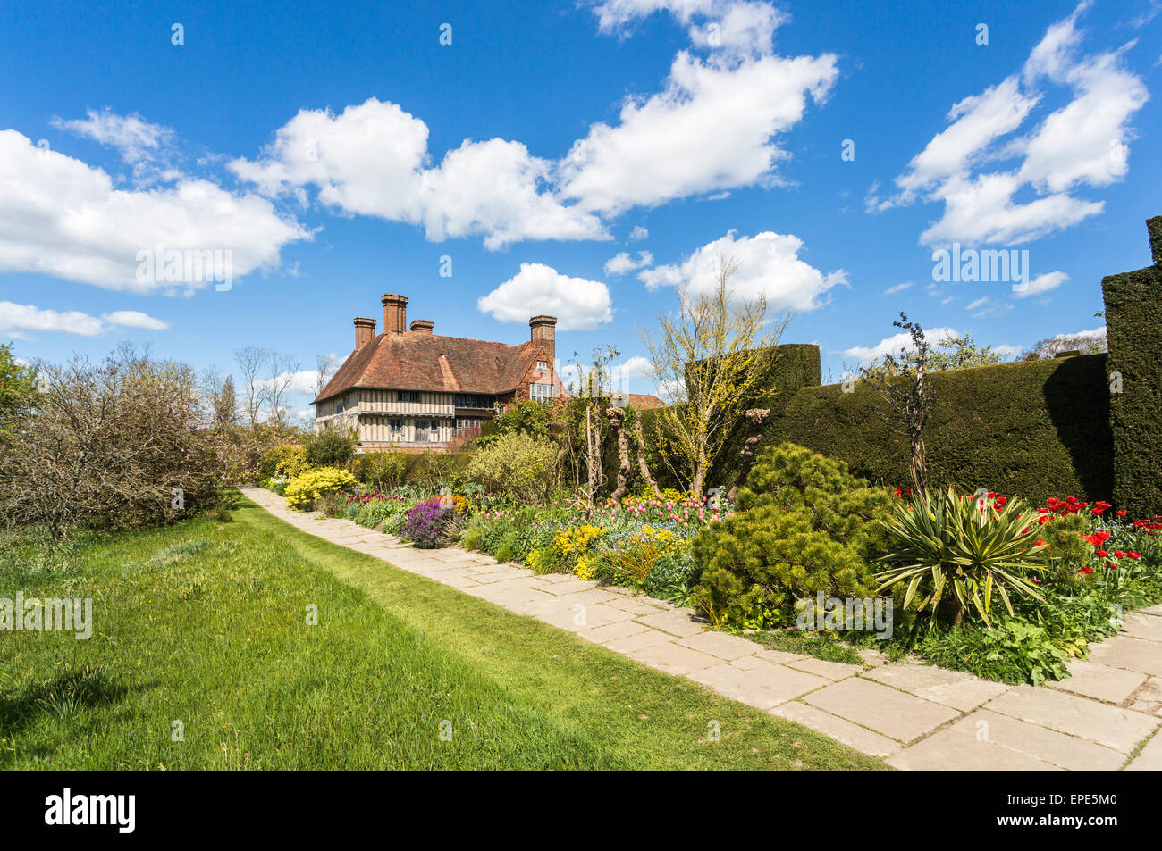 Die lange Grenze bei Great Dixter, ein Landhaus von Edwin Lutyens und Garten von Christopher Lloyd in Northiam, East Sussex, Großbritannien Stockfoto