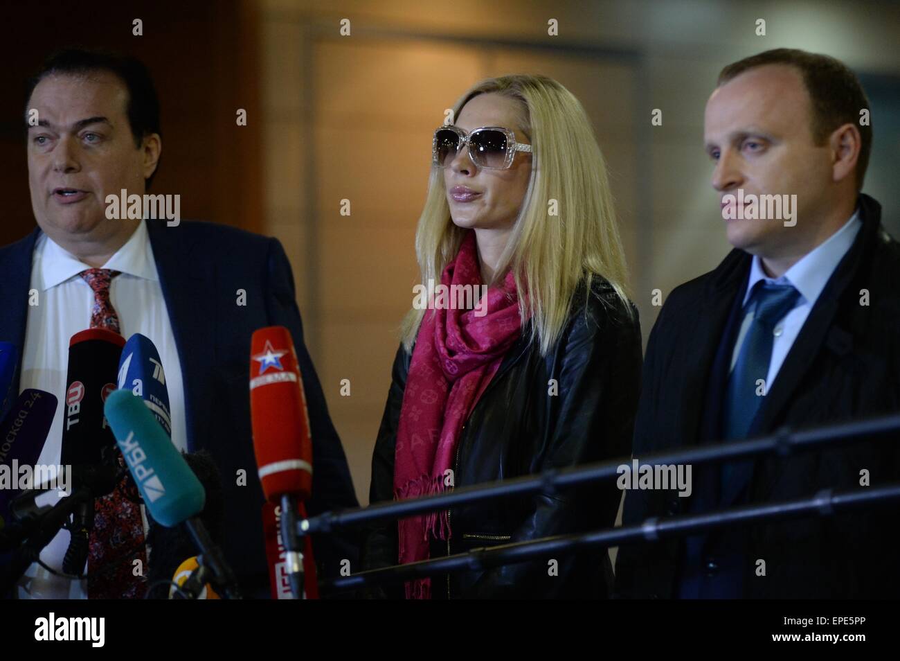 Moskau, Russland. 17. Mai 2015. Sergei Polonsky Rechtsanwalt Sergei Vladi (L) und Polonskys Frau Olga Deripaska (C) sprechen mit Medien im internationalen Flughafen Domodedovo, 42 Kilometer von Moskau, Russland, 17. Mai 2015. Kambodscha Deportierten russischen Ex-Milliardär Sergei Polonsky am Sonntag für seine Verletzung des Landes Zuwanderungsgesetz. Polonsky, wollte in seiner Heimat wegen Veruntreuung von den kambodschanischen Behörden am Freitag auf einer Insel vor der südwestlichen Stadt von Preah Sihanouk Provinz festgenommen. © Pavel Bednyakov/Xinhua/Alamy Live-Nachrichten Stockfoto