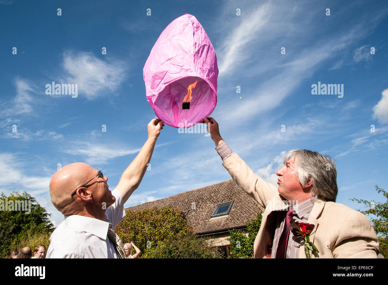 Chinesische Himmelslaternen werden auf einer Hochzeit in einer Scheune in der Landschaft von Dorset, England. Englisch, UK, GB, Großbritannien, Großbritannien, Stockfoto