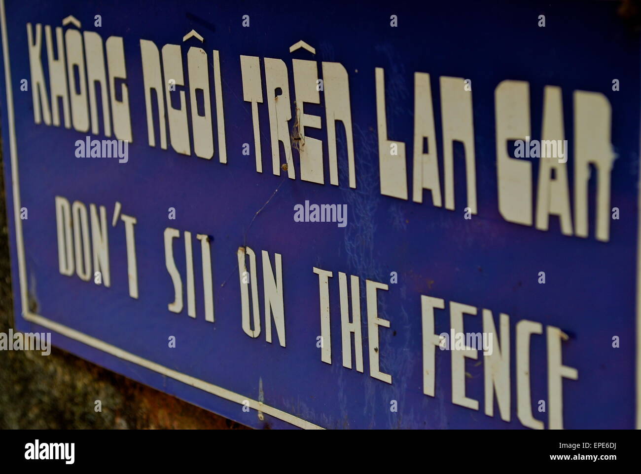 Setzen Sie sich nicht auf dem Zaun Schild, Vietnamesisch mit englischer Übersetzung in Hue, Vietnam Stockfoto