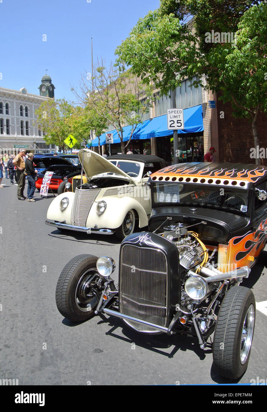 Petaluma, Kalifornien, USA. 17. Mai 2015. Amerikanische Oldtimer werden auf den Straßen von Petaluma California Website des Originalfilms American Graffiti Kredit angezeigt: Bob Kreisel/Alamy Live News Stockfoto