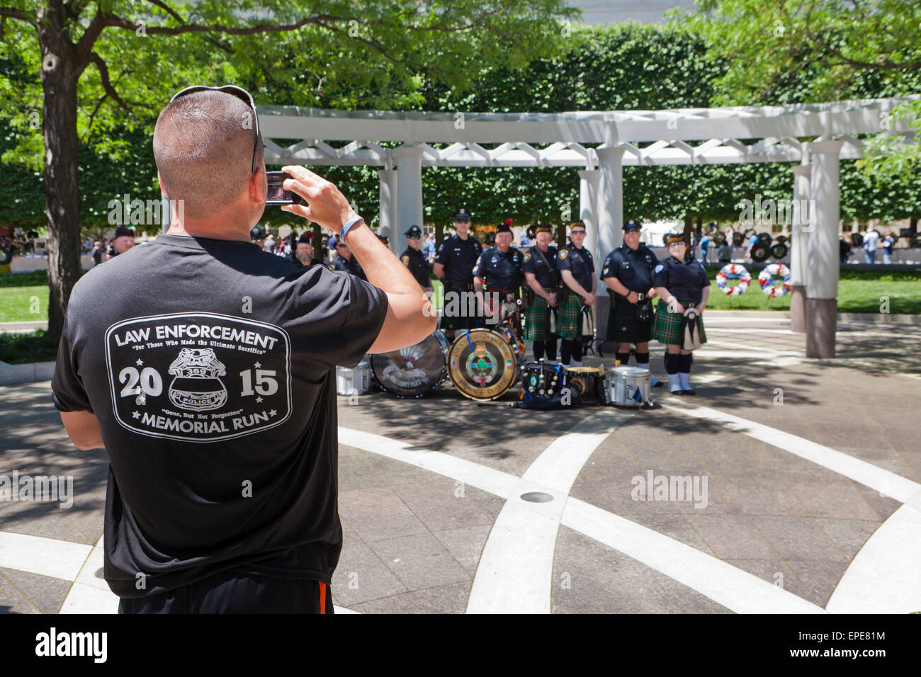 Polizei-Woche 2015, Pipes and Drums-Team posiert für ein Foto - National Law Enforcement Offiziere Memorial Washington, DC USA Stockfoto