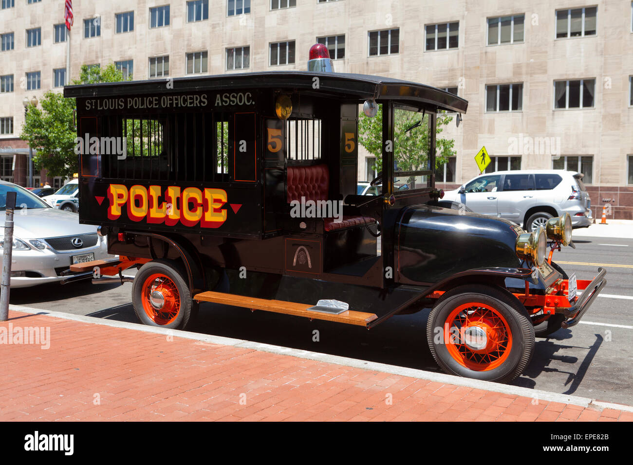 St. Louis Police Officers Association Vintage Polizei Paddy Wagon USA