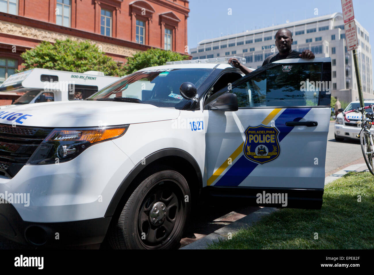 Philadelphia-Polizist steht neben Auto - USA Stockfoto