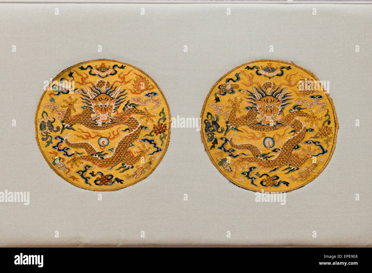 Kaiserlichen Insignien Rondelle ca. Qing-Dynastie, China - George Washington Universität Textilmuseum - Washington, DC USA Stockfoto