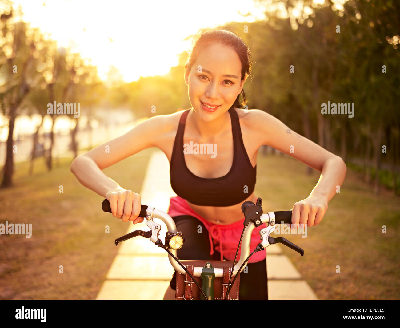 junge Frau Reiten Fahrrad in der Natur Stockfoto