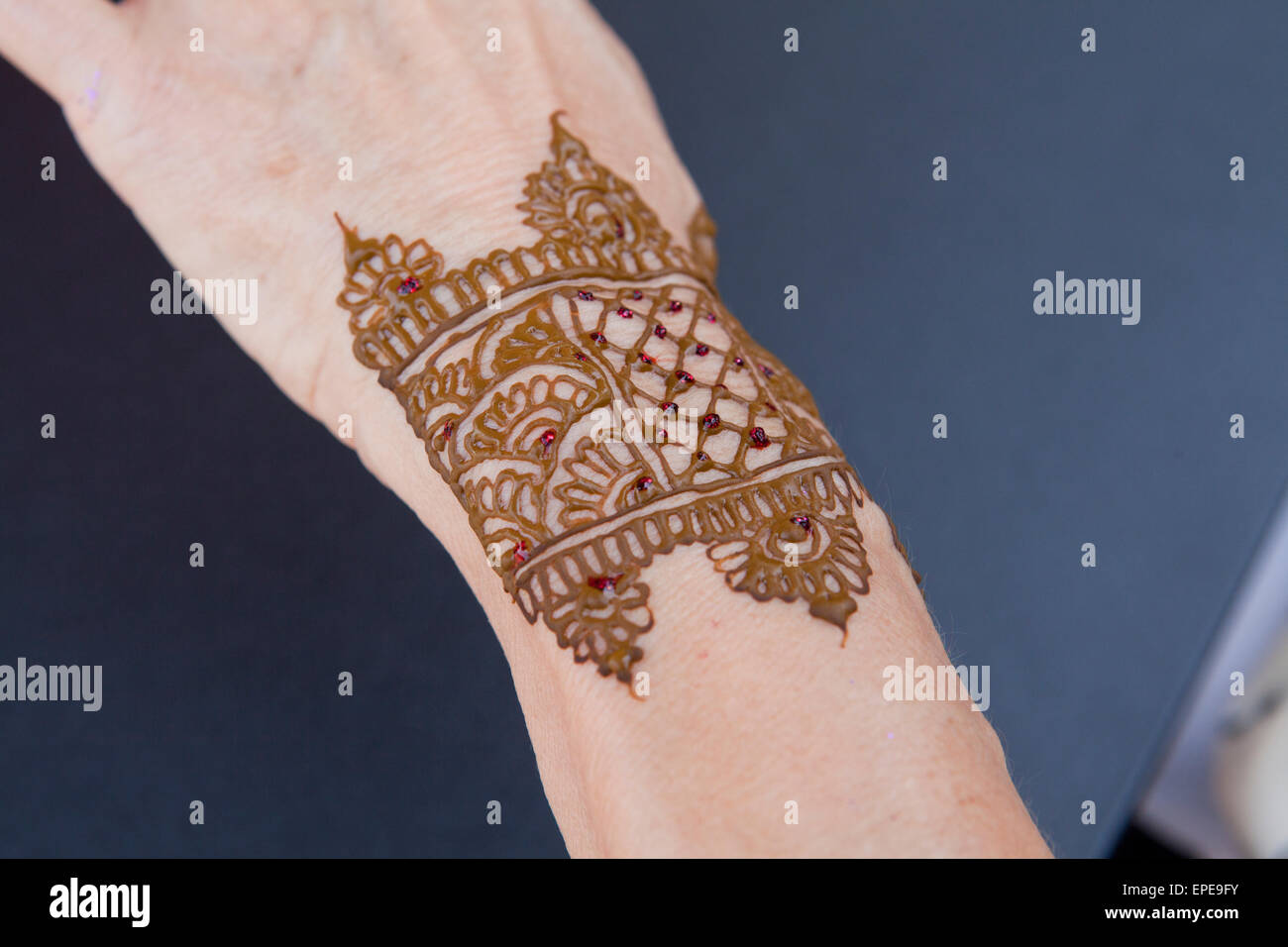 Mehndi - indische Haut Dekoration mit Henna auf der Seite Stockfoto