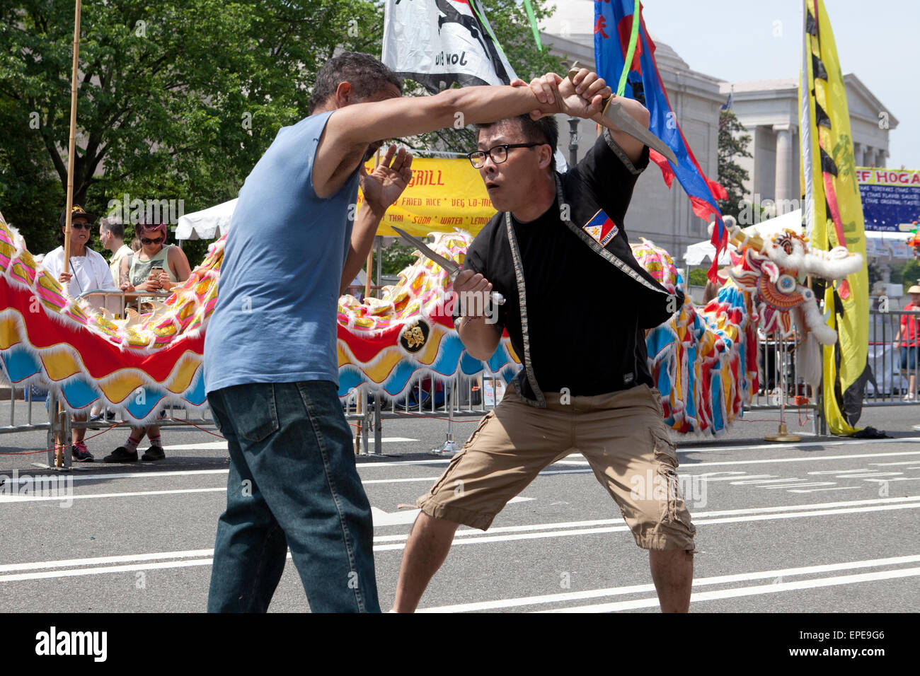 Männer, die Durchführung von Eskrima Messer kämpfen (Filipino Martial Art) - nationale Asian Heritage Festival - Washington, DC USA Stockfoto