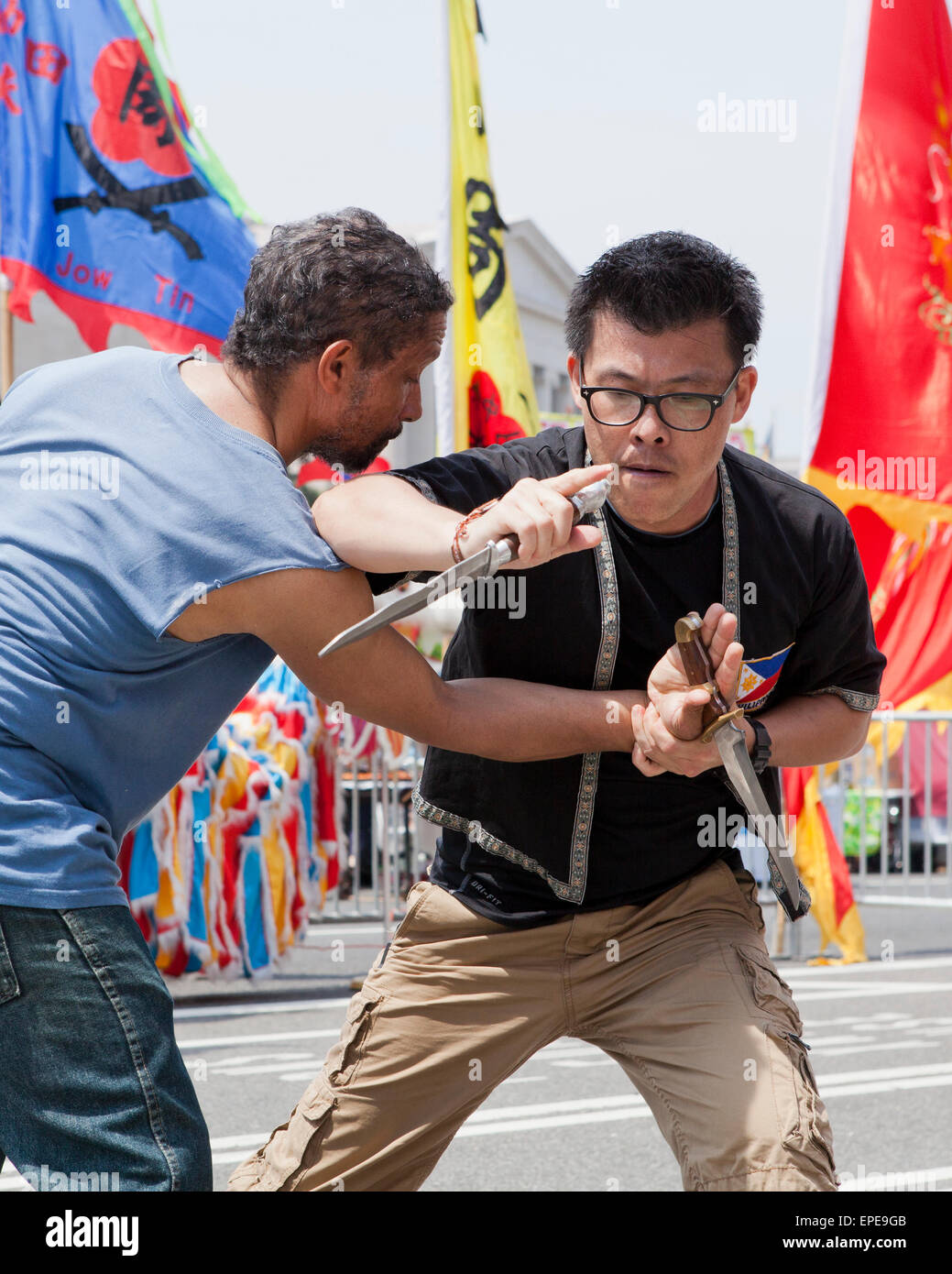 Männer, die Durchführung von Eskrima Messer kämpfen (Filipino Martial Art) - nationale Asian Heritage Festival - Washington, DC USA Stockfoto
