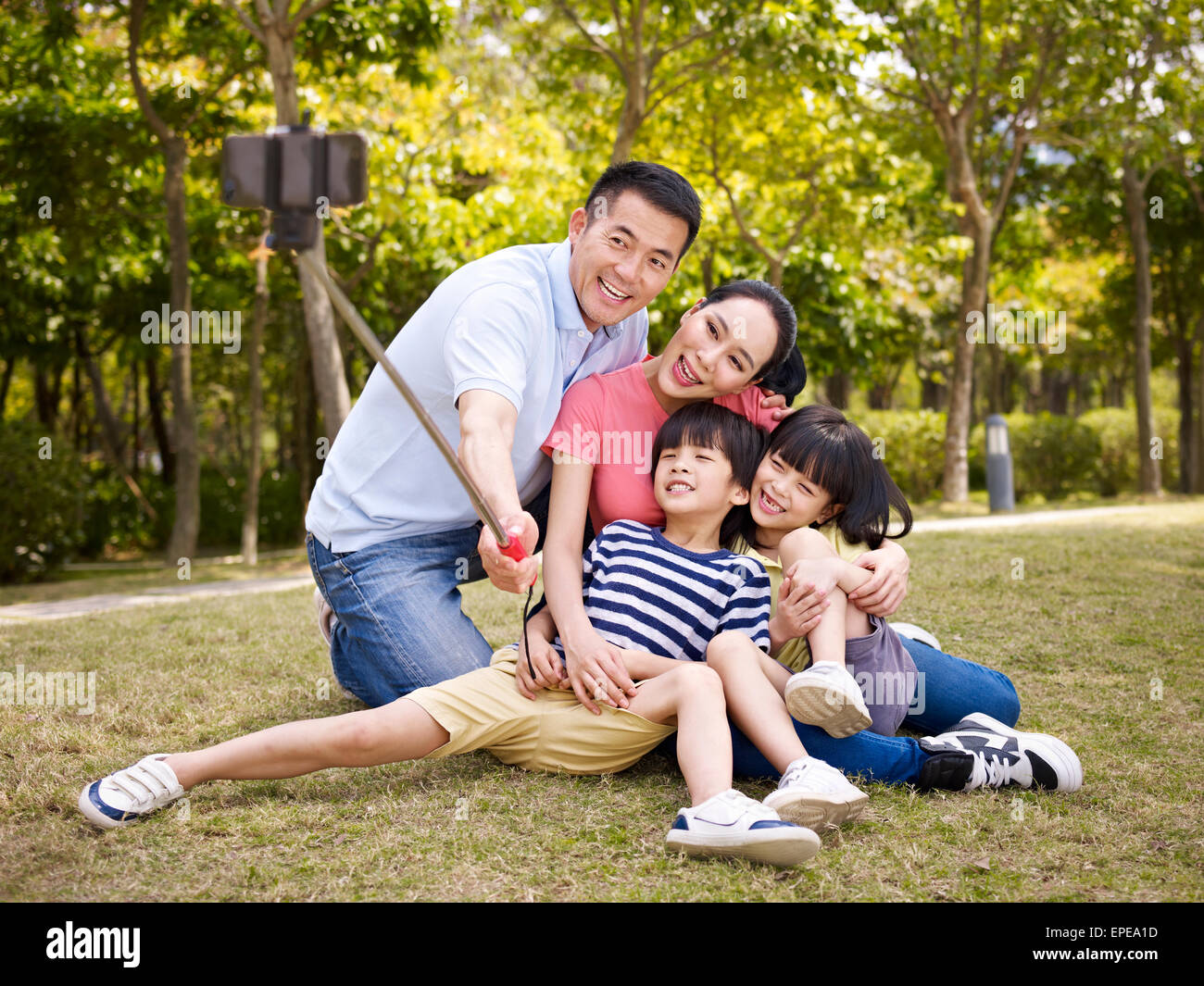 glücklich asiatischen Familie, die eine Selfie mit Selfie stick Stockfoto
