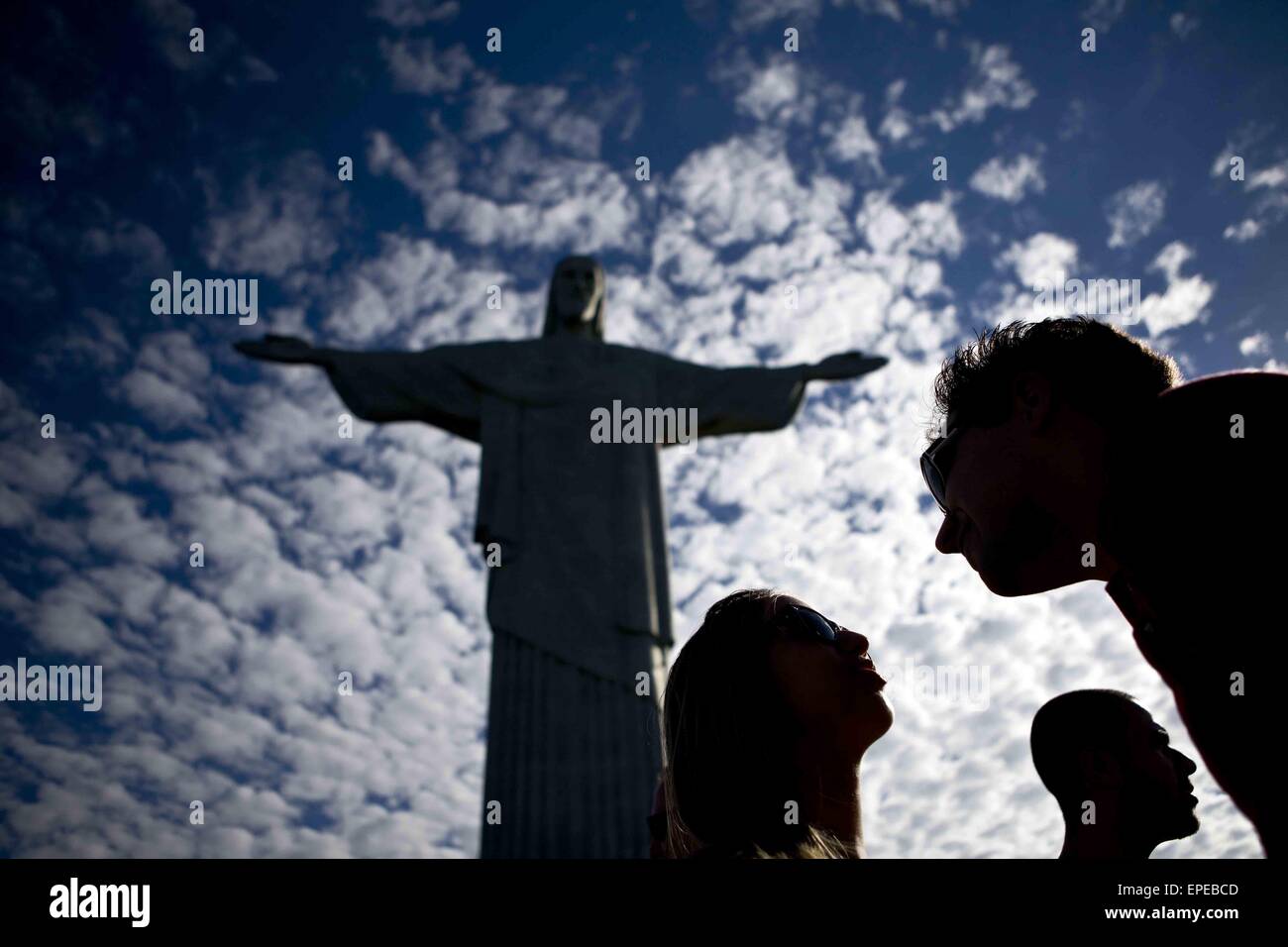 Peking, China. 29. Juni 2013. Bild aufgenommen am 29. Juni 2013 zeigt Besucher den Berg Corcovado in Rio De Janeiro, Brasilien. Die Tourismus in Amerika erhöht deutlich im Jahr 2014. Der chinesische Ministerpräsident Li Keqiang wird Brasilien, Kolumbien, Peru und Chile vom 18 bis zum 26. Mai besuchen. © Guillermo Arias/Xinhua/Alamy Live-Nachrichten Stockfoto