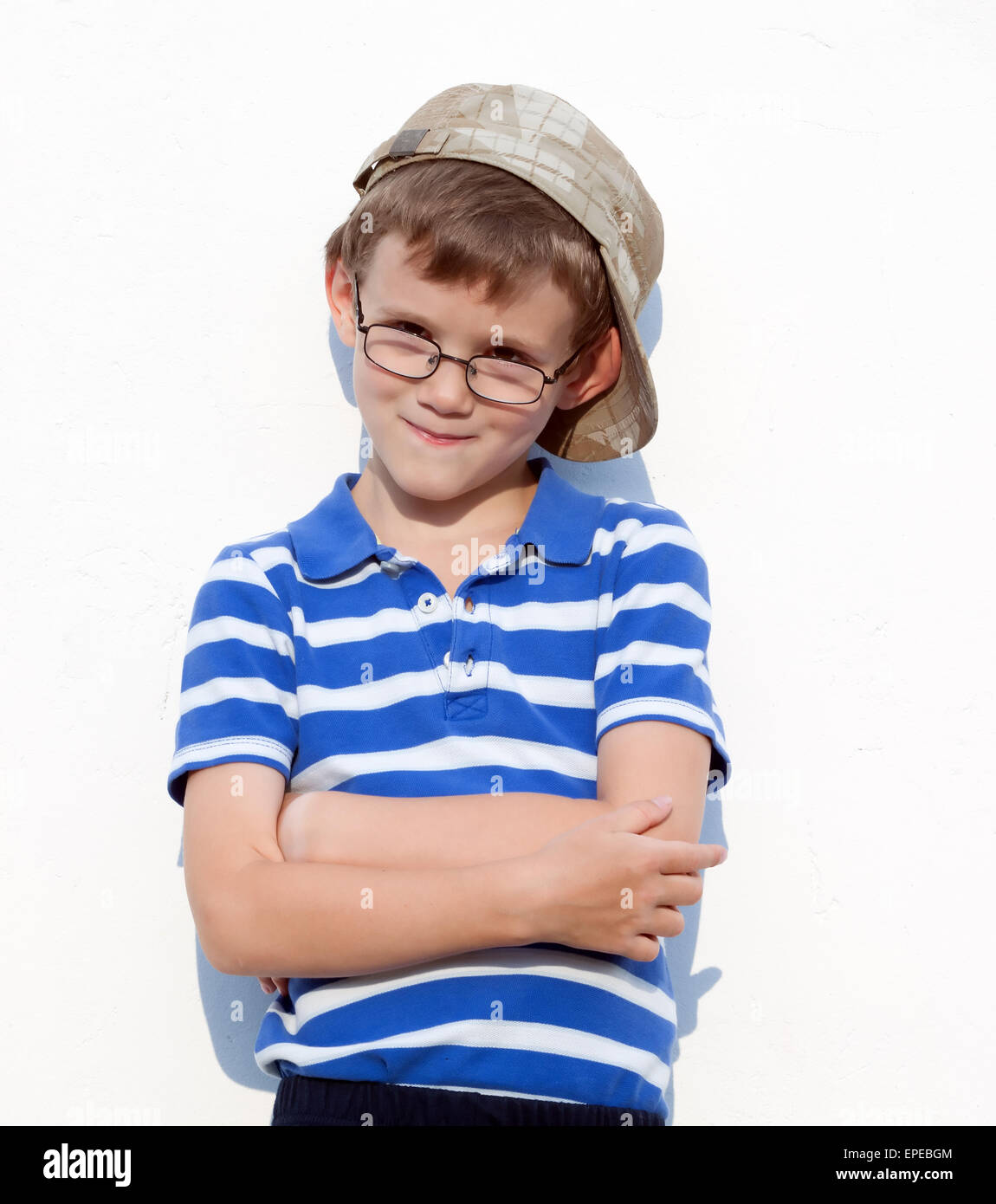 lustige kleine Bully-junge in einer Kappe und glasses.portrait Stockfoto