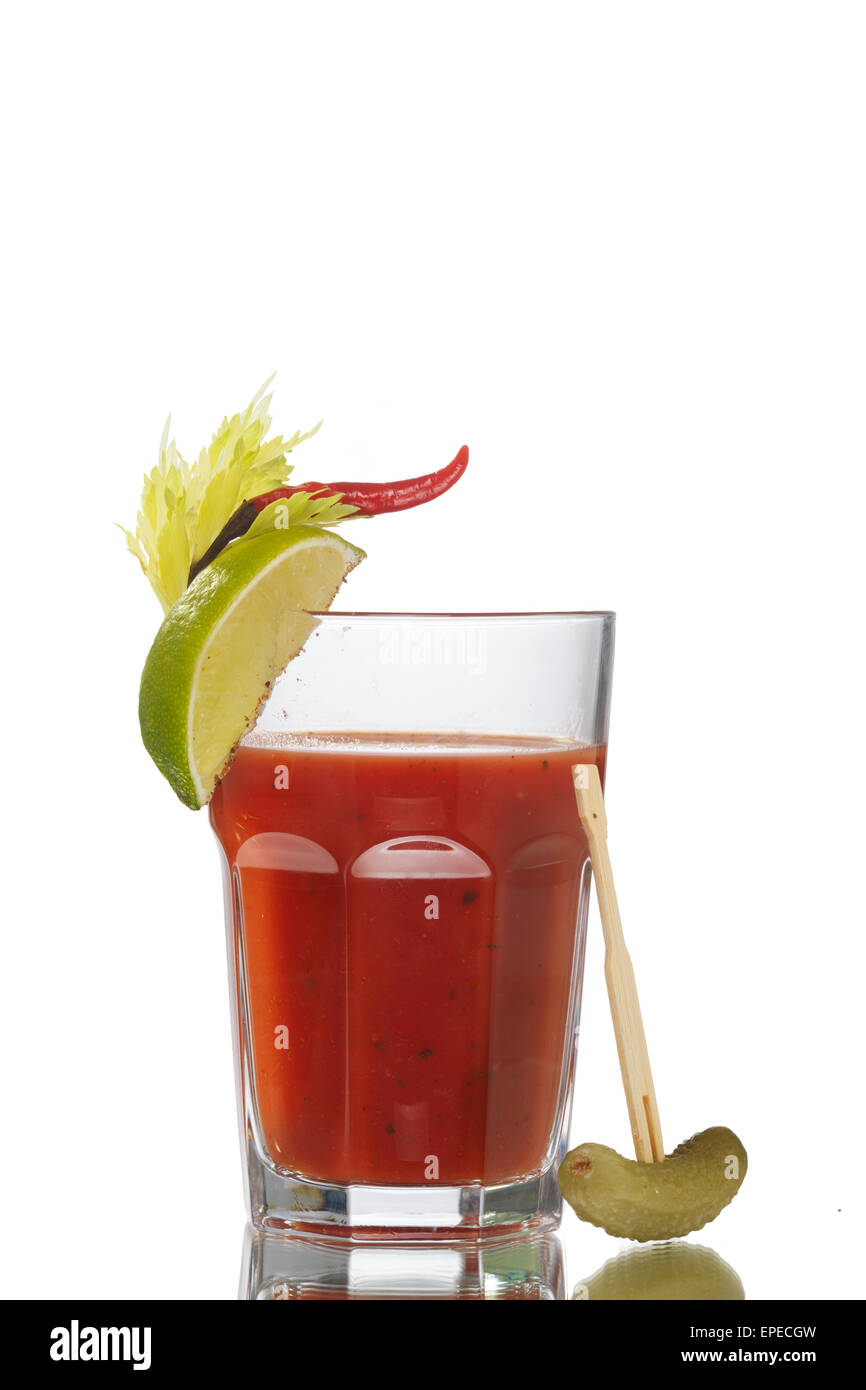 Bloody Mary alkoholischen Cocktail isoliert auf weiss Stockfoto