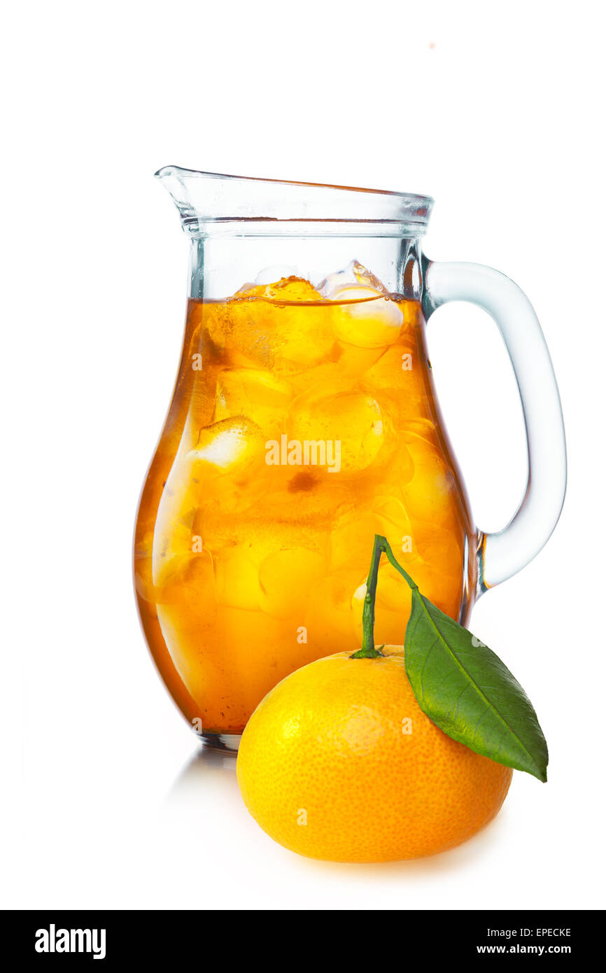 Mandarinen-Limonade mit Eis in einen Krug. Krug voller Eistee Mandarine Getränk. Stockfoto