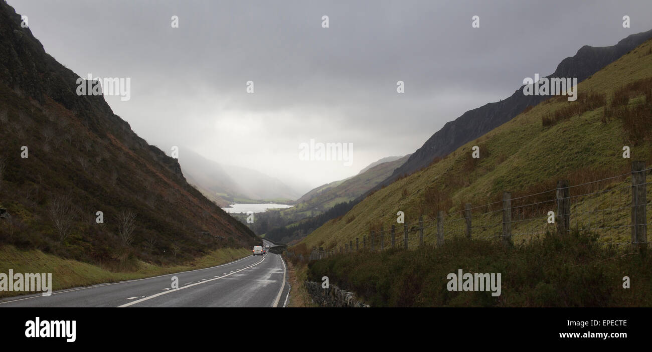 Grübeln Sie entfernte Regen und Wolken über ein Tal Mid-Wales, UK. Stockfoto