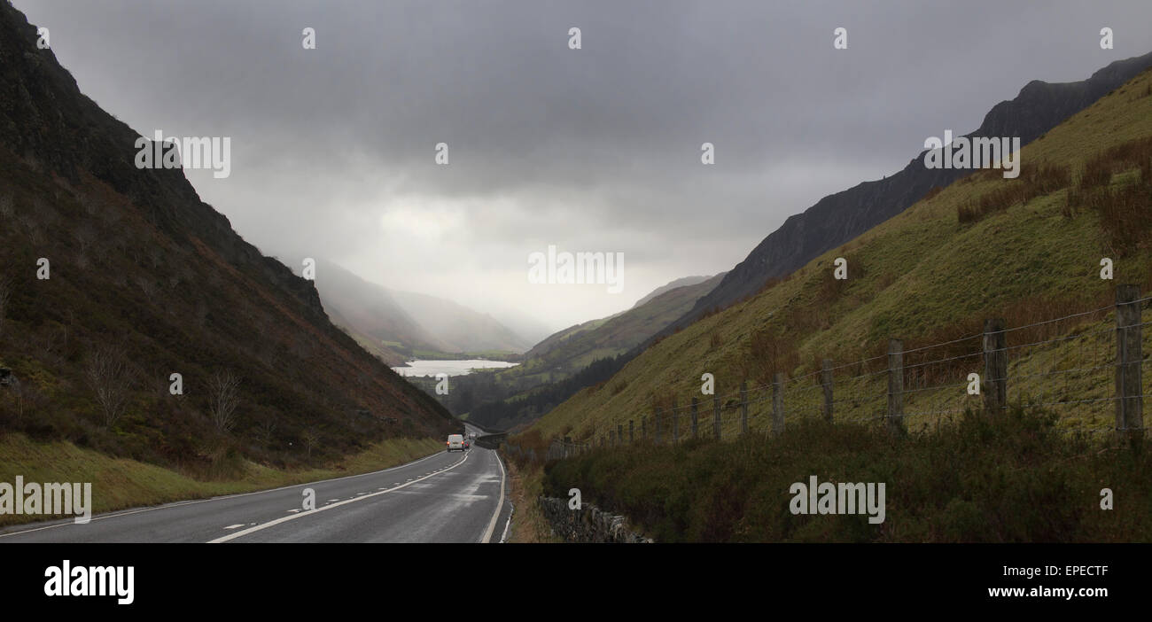 Grübeln Sie entfernte Regen und Wolken über ein Tal Mid-Wales, UK. Stockfoto