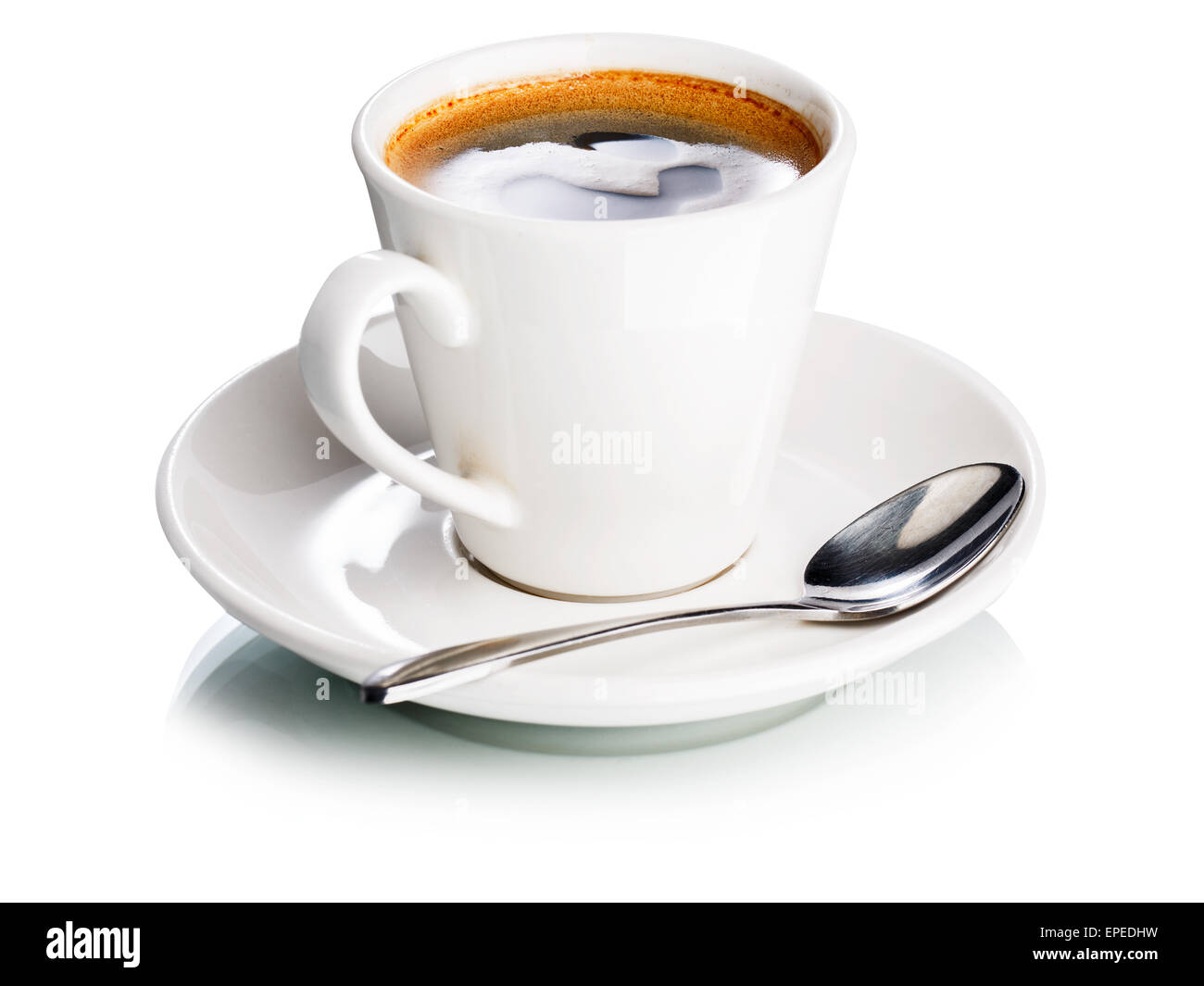 Tasse Espresso isoliert auf weiss. Kleine Tasse Kaffee auf eine Untertasse Stockfoto