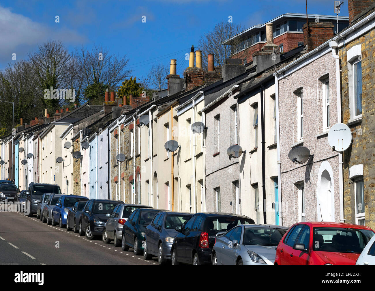 Eine Straße von Reihenhäusern mit Autos parkten außerhalb in Truro, Cornwall, Uk Stockfoto