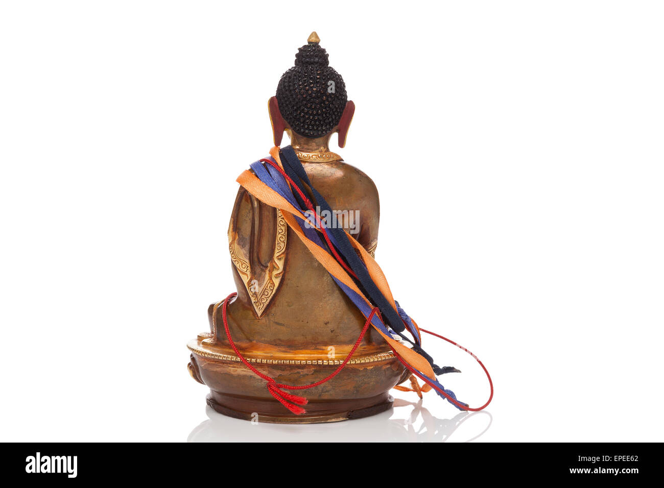 Buddha-Statue isoliert auf weißem Hintergrund, Rückansicht. Asiatischen Buddhismus Spiritualität. Religion und glauben. Stockfoto