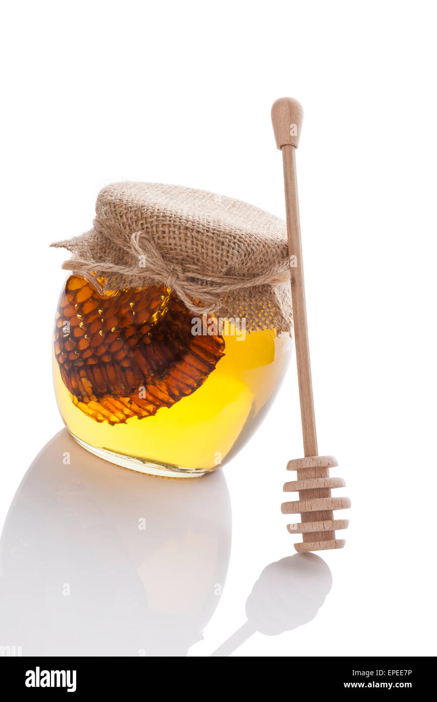 Goldener Honig Biene Kamm mit hölzernen Drizzler isoliert auf weißem Hintergrund. Bio gesundes natürliches Süßungsmittel. Stockfoto