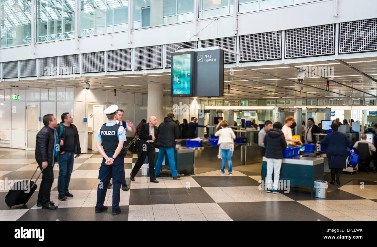 Polizisten, die Beobachtung der Security Check, Flughafen München, München, Upper Bavaria, Bavaria, Germany Stockfoto