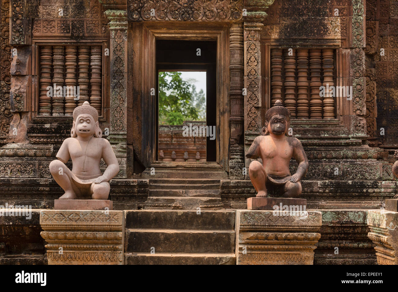 Yaksha Guardian, Figuren affenartige Wächter vor dem Mandapa, Khmer Hindu Tempel Banteay Srei, Angkor-region Stockfoto