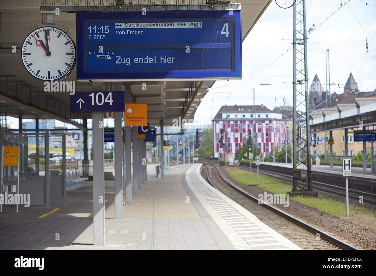Informationsbildschirm am Hauptbahnhof, Züge abgesagt wegen Streik, Koblenz, Rheinland-Pfalz, Deutschland Stockfoto