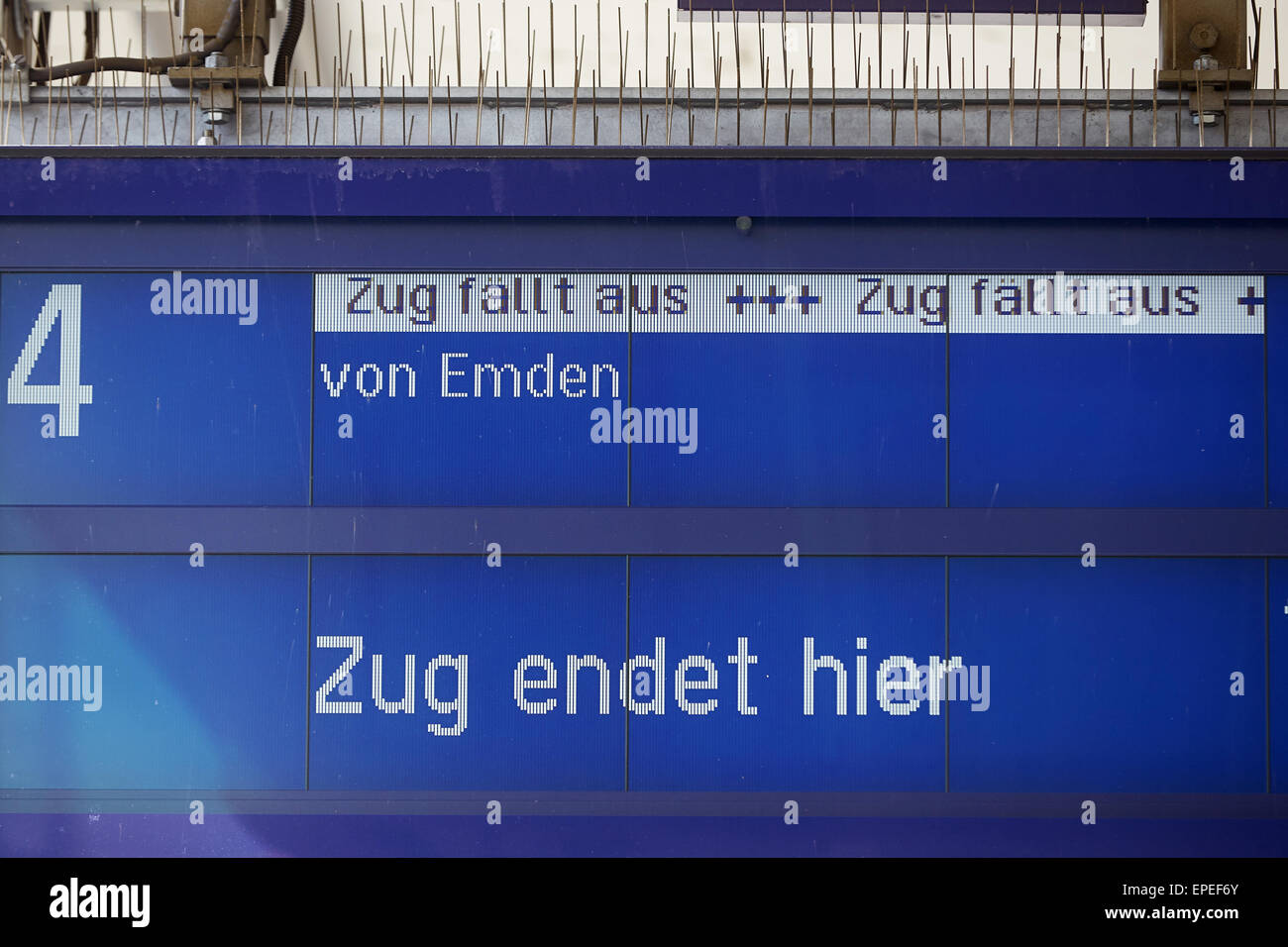 Informationsbildschirm am Hauptbahnhof, Züge abgesagt wegen Streik, Koblenz, Rheinland-Pfalz, Deutschland Stockfoto