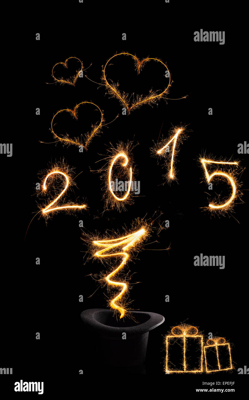 Magische Neujahr. Magische Feuerwerk aus schwarzen Zylinderhut bilden 2015 und abstrakte Lichtlinien auf schwarzem Hintergrund isoliert. Glücklich Stockfoto