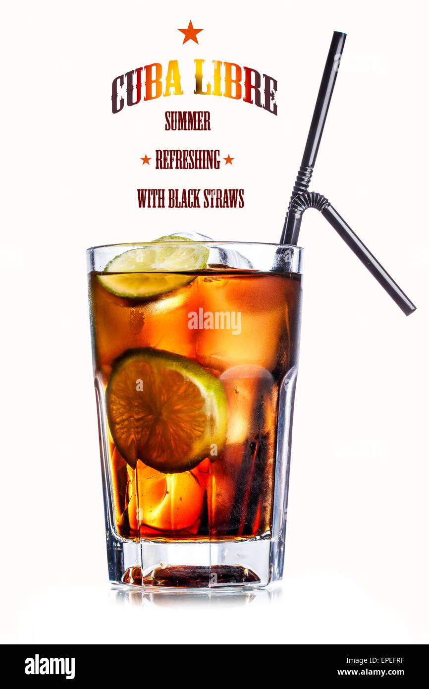 Cube-Libre. Cocktail mit Rum und Limetten Scheiben in facettierten Highball-Glas-soda Stockfoto