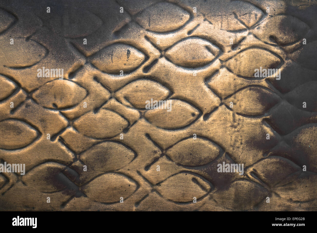 Muster der Fische auf eine Kupferplatte eingraviert. Stockfoto