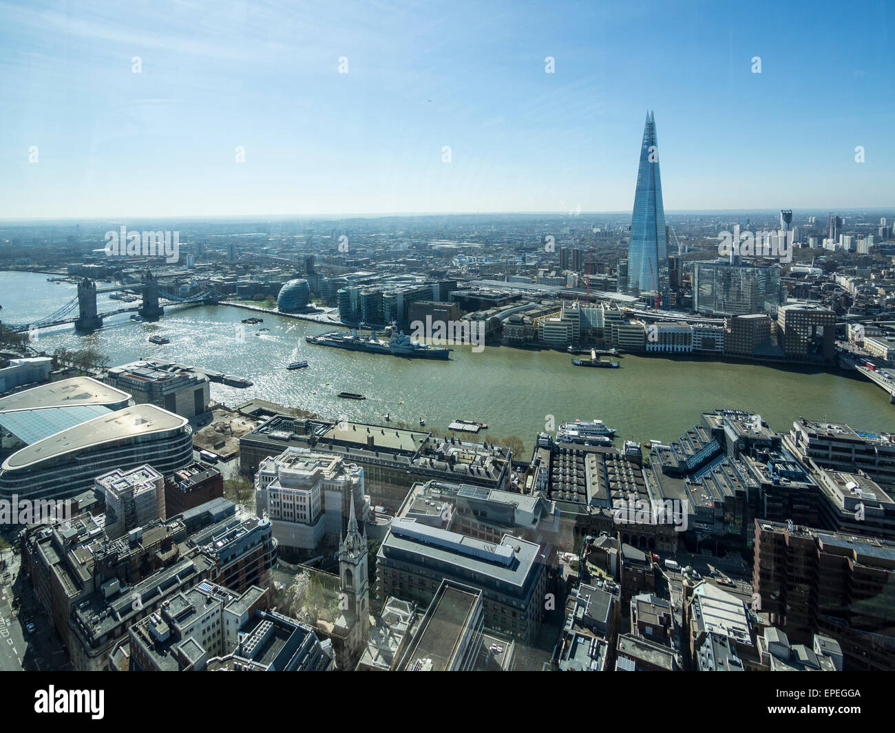 Blick vom Sky Garden an Spitze der 20 Fenchurch Street London das Walkie Talkie-Gebäude. Stockfoto