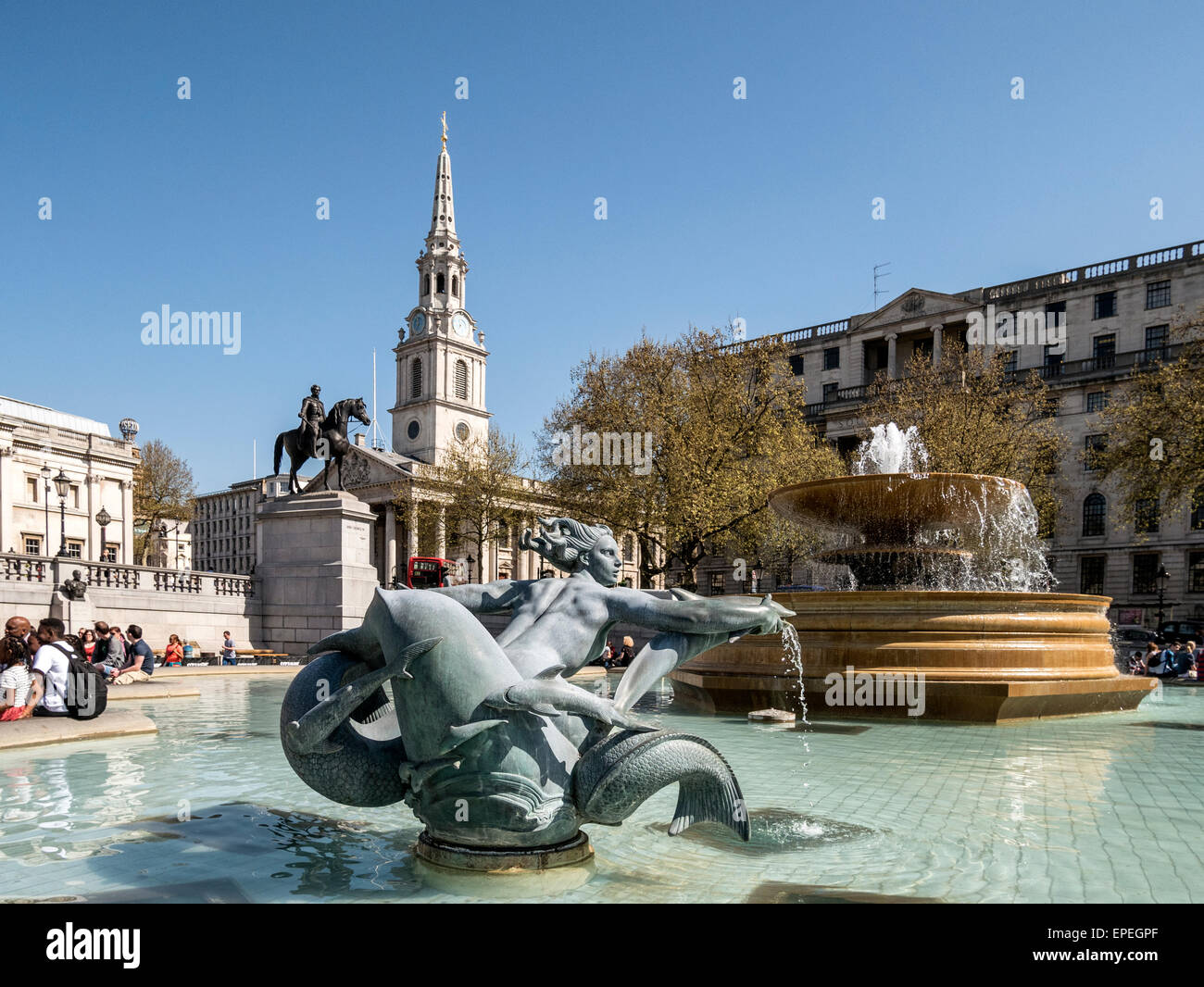 Springbrunnen und St. Martins in der Feld-Kirche in Trafalgar Square-London-UK Stockfoto