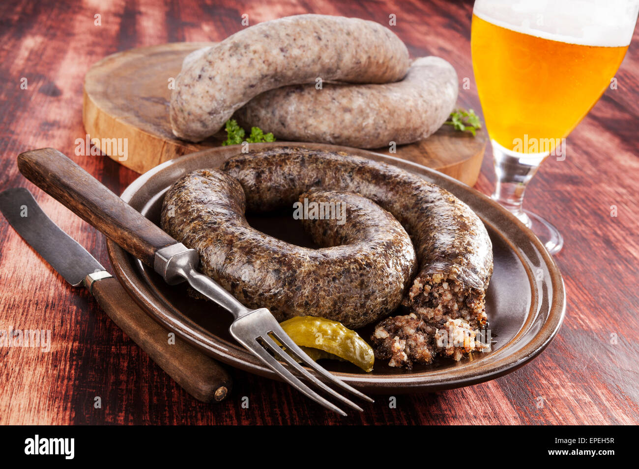 Blut-Wurst und Reis Wurst auf hölzernen Hintergrund. Kulinarischen traditionellen europäischen Essen, rustikalen Stil. Stockfoto