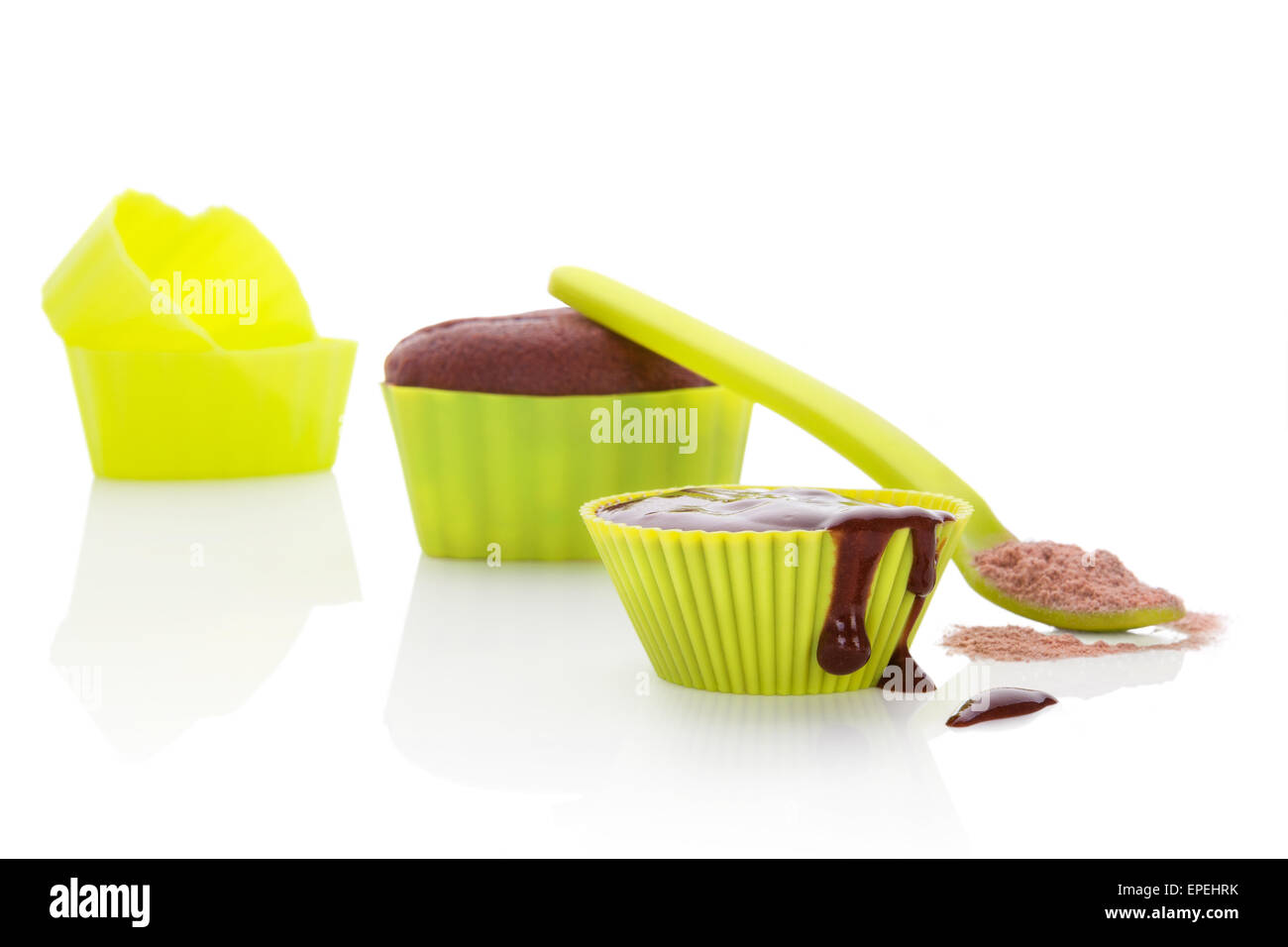 Cupcake Schokolade Mischung in Neongrün gefärbt Backformen isoliert auf weißem Hintergrund. Kulinarischen Cupcakes backen. Stockfoto