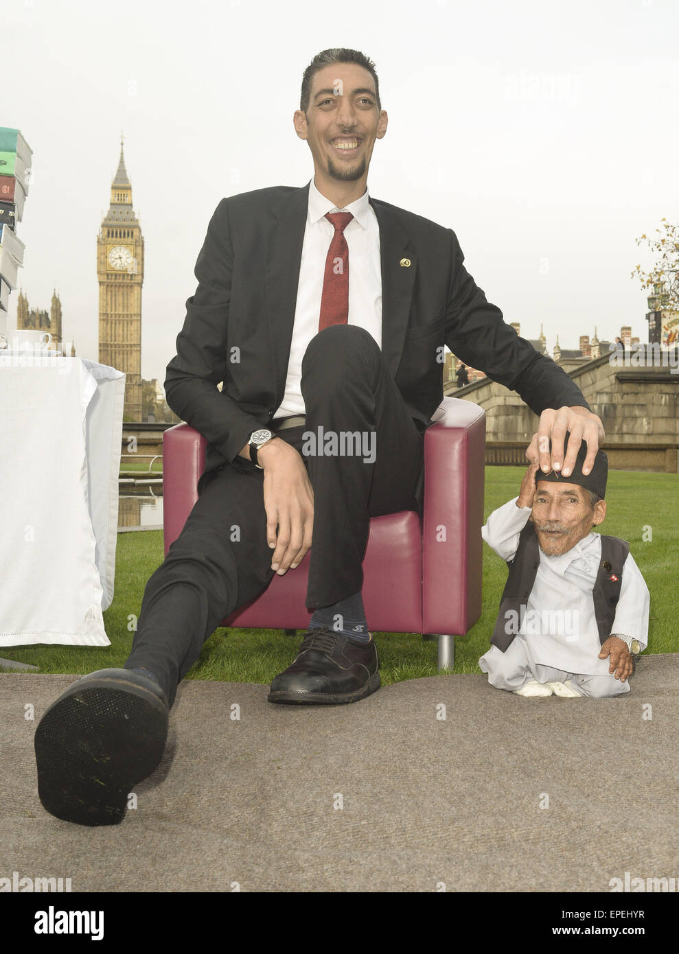 Die Kurzeste Mann Jemals Chandra Bahadur Dangi 54 6com 21 5 Zoll Und Die Hochste Lebenden Mann Sultan Kosen 251 Cm 8 Ft 3 Zoll Treffen Zum Ersten Mal In London Anlasslich