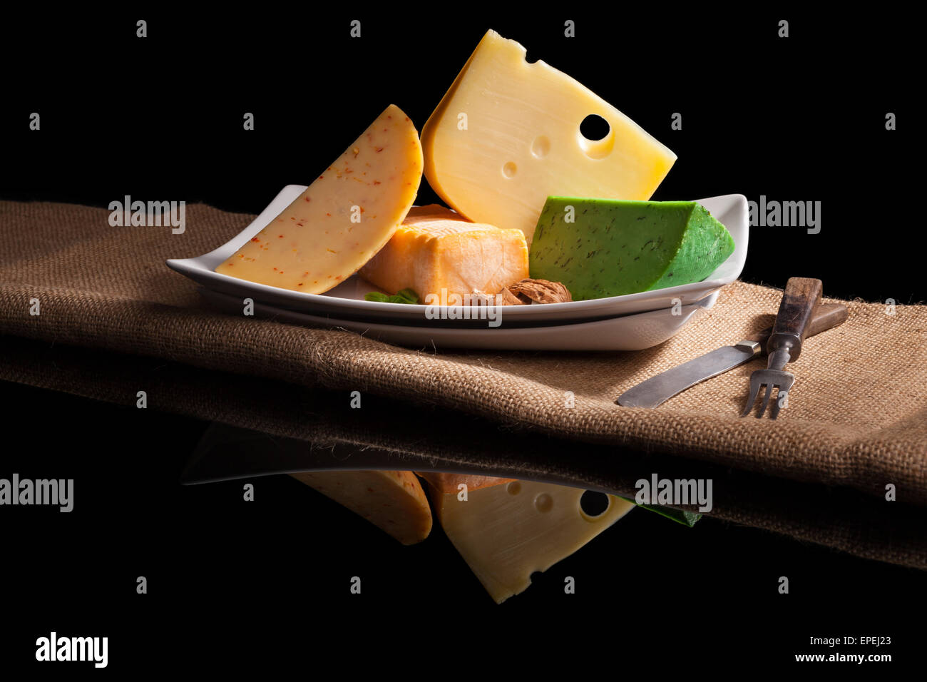 Kulinarischen Käse Variation, Gouda, Emmentaler und Weichkäse auf schwarzem Hintergrund isoliert. Stockfoto