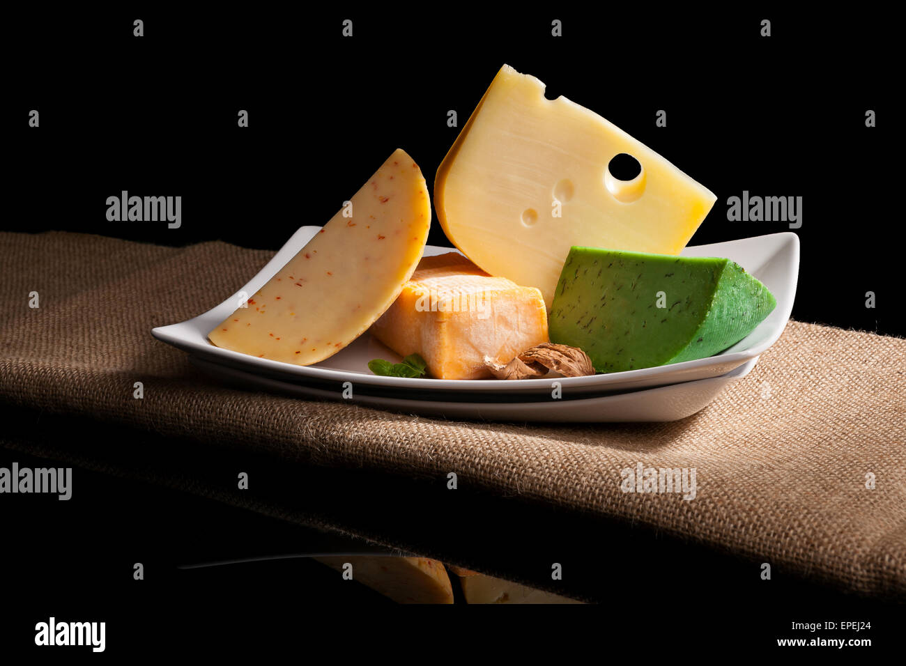 Kulinarischen Käse Variation, Gouda, Emmentaler und Weichkäse auf schwarzem Hintergrund isoliert. Stockfoto