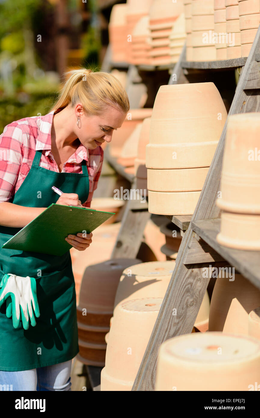 Garten-Center Frau schreiben Notizen Tontöpfe Stockfoto