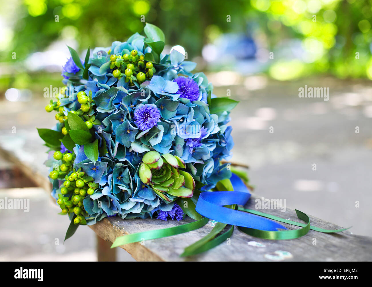 Ein Brautstrauß mit Hortensien in blau und grün Stockfoto