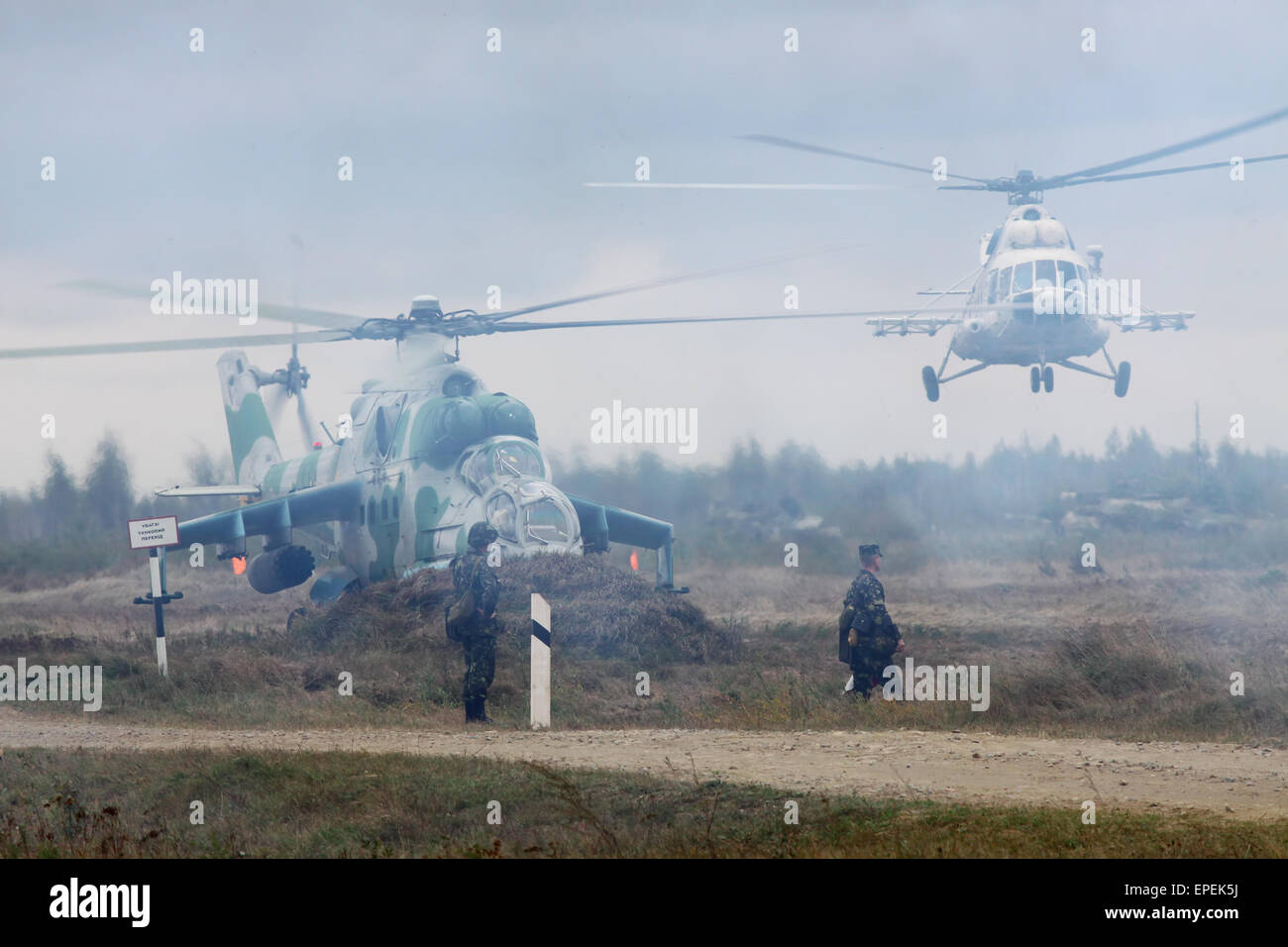 Shitomir, Ukraine - 29. September 2010: Ukrainische Armee Mi-24 Kampfhubschrauber während der militärischen Ausbildung Stockfoto